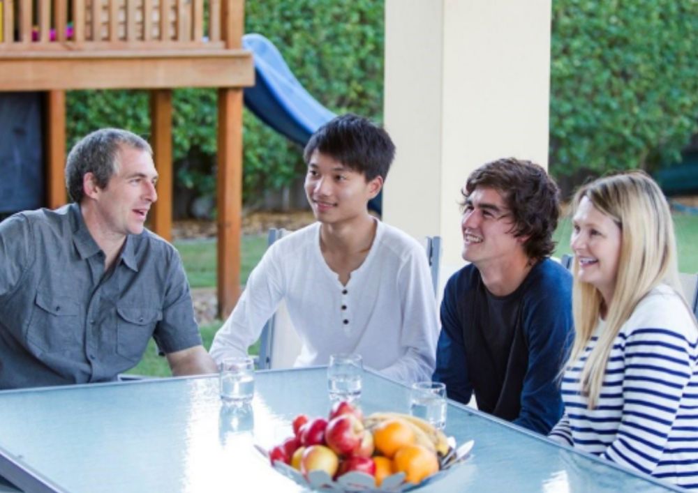 Students experiencing family life in homestay